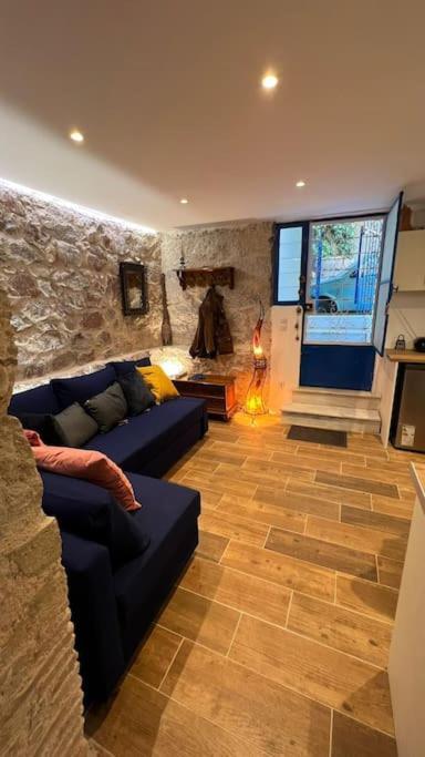 Stone Inn Near Acropolis & Metro 石头记 Felsenhohle Атина Екстериор снимка