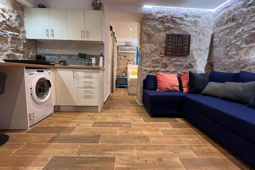 Stone Inn Near Acropolis & Metro 石头记 Felsenhohle Атина Екстериор снимка