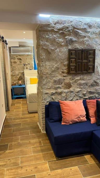 Stone Inn Near Acropolis & Metro 石头记 Felsenhohle Атина Екстериор снимка