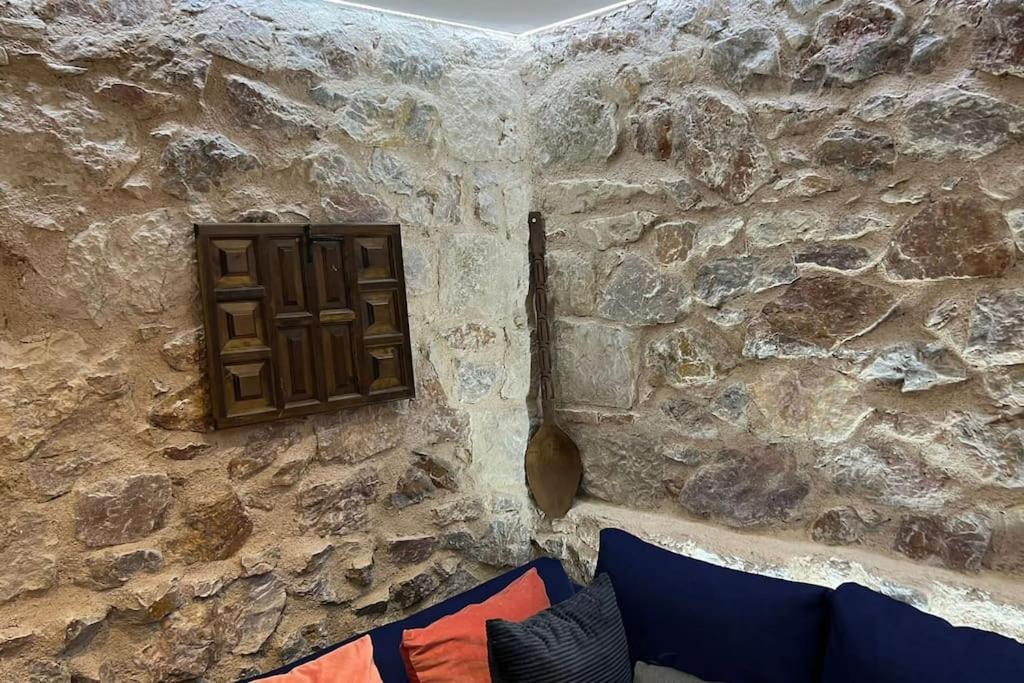 Stone Inn Near Acropolis & Metro 石头记 Felsenhohle Атина Екстериор снимка